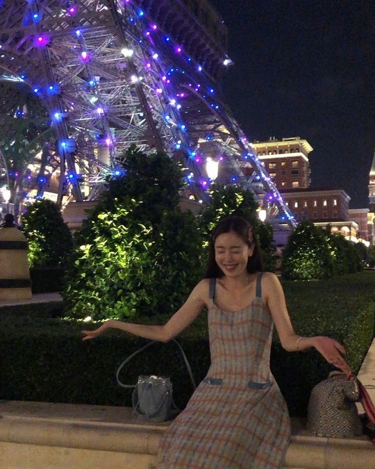 Actor Han Sun-hwa from the group secret released a photo of a trip to Paris, France.Han Sun-hwa posted several photos on his instagram on July 7.The picture shows Han Sun-hwa sitting under the Eiffel Tower, and Han Sun-hwa added a pure charm by wearing a sleeveless dress.The fans who responded to the photos responded such as Cute, Pretty, Today, Smile is the most beautiful.delay stock