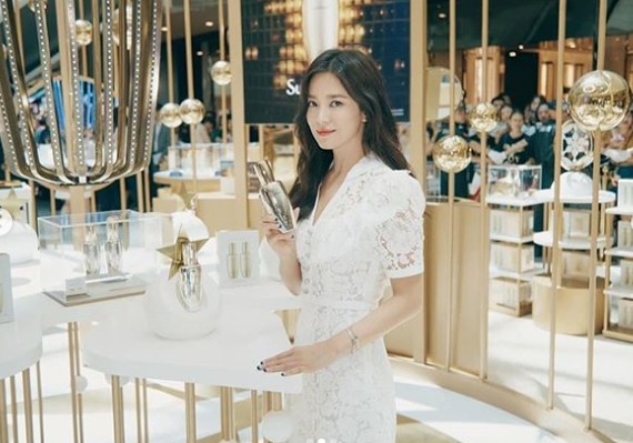 Song Hye-kyo appeared in his first official appearance since the divorce announcement.On July 6, Sulwhasoos official Instagram said, The opening ceremony of the Sulwhasoo Universe, a global bestseller, Yoon Jo-Sense Pop-up Store, was held at the worlds largest Hainan Sanya International Duty Free Shop in China.Muse # Song Hye-kyo and Chinese kings have shined in the hot spot now! Song Hye-kyo recently visited China for a cosmetics brand Event that she is working as a model. The photo shows Song Hye-kyo posing in a white dress.Still, beautiful shape and pale smile catch my eye.In particular, this place was the first official appearance since Song Hye-kyo was hit by Song Joong-ki and the breakup.Some said that the Event would be canceled, but Song Hye-kyo was reported to have told the organizers that he would proceed with the Event as scheduled.kim myeong-mi