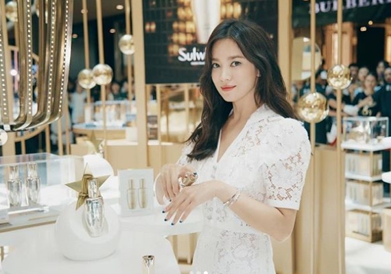 Song Hye-kyo appeared in his first official appearance since the divorce announcement.On July 6, Sulwhasoos official Instagram said, The opening ceremony of the Sulwhasoo Universe, a global bestseller, Yoon Jo-Sense Pop-up Store, was held at the worlds largest Hainan Sanya International Duty Free Shop in China.Muse # Song Hye-kyo and Chinese kings have shined in the hot spot now! Song Hye-kyo recently visited China for a cosmetics brand Event that she is working as a model. The photo shows Song Hye-kyo posing in a white dress.Still, beautiful shape and pale smile catch my eye.In particular, this place was the first official appearance since Song Hye-kyo was hit by Song Joong-ki and the breakup.Some said that the Event would be canceled, but Song Hye-kyo was reported to have told the organizers that he would proceed with the Event as scheduled.kim myeong-mi