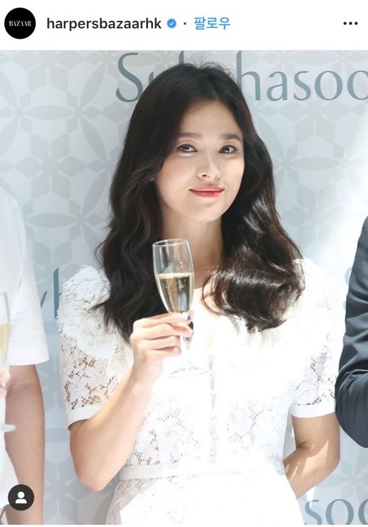 In a scene photo released by Harpers Bazaar Hong Kong on Instagram, Song Hye-kyos face is filled with a subtle smile.He also said that he showed a professional appearance, such as waving his hand to fans in personal pain.This is an Event scheduled for early this year. Song has been working as an advertising model for the cosmetics company for 19 years.Song Joong-ki also started a new job. On the 5th, he started filming the movie Win Ri Ho (director Cho Sung-hee).Song Joong-ki and Song Hye-kyo developed into lovers through KBS 2TV drama Dawn of the Sun (2016). They married in October 2017 and announced the breakup last month, more than a year and eight months later.