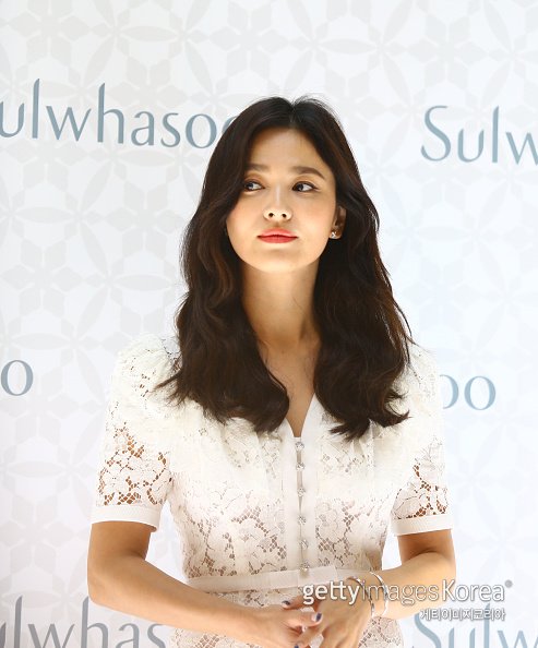 The Chinese media reported on the 6th that Song Hye-kyo attended a cosmetics brand event held at a shopping center in Hainan, China.According to reports, Song Hye-kyo exchanged a 10-minute question and answer with an event official and showed a professional appearance by waving a hand to fans.It was a schedule after the divorce announcement, but it was reported that it was already scheduled earlier this year.Meanwhile, Song Jung-ki and Song Hye-kyo, who married on October 31, 2017, announced the breakup on the 27th of last month, one year and eight months later.