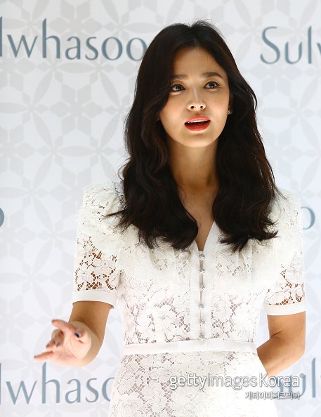 The Chinese media reported on the 6th that Song Hye-kyo attended a cosmetics brand event held at a shopping center in Hainan, China.According to reports, Song Hye-kyo exchanged a 10-minute question and answer with an event official and showed a professional appearance by waving a hand to fans.It was a schedule after the divorce announcement, but it was reported that it was already scheduled earlier this year.Meanwhile, Song Jung-ki and Song Hye-kyo, who married on October 31, 2017, announced the breakup on the 27th of last month, one year and eight months later.