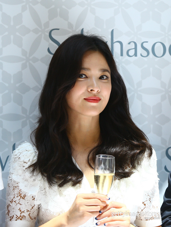 Actor Song Hye-kyo, 37, announced his current status in China.Song Hye-kyo attended the Sulwhasoo promotional Event held in Hainan Mountain, China on June 6 and met with Chinese fans.The Event was the first official statue of Song Hye-kyo since the news of the breakup with Song Jung-ki. The Event was reportedly planned from early this year.Song Hye-kyo, who attended the Event, showed off his product with a soft smile. The pain of the breakup was a little behind.Song Hye-kyos breakup, which is working as a model for many brands, has emerged as a very important concern in the advertising industry.As a result, there is a claim that Song Hye-kyos divorce issue has a negative impact on AMOREPACIFIC.According to a cosmetics industry official on March 27, Song Hye-kyos news of the breakup will hurt the brand in the face of LG Household & Health Care and fierce competition for the top spot in K-Beauty in China, said a source from Hankyung.com.