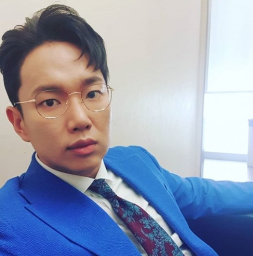 Broadcaster Jang Sung-kyu  showed confidence in his appearance.Jang Sung-kyu  posted a self-portrait on his instagram on the 7th, along with an article entitled Today I have completely digested the comma head of Park Seo-joon actor.Jang Sung-kyu  in the self-portrait posted a comma head and a new blue jacket. Fans are also responding to the clean style of Jang Sung-kyu .