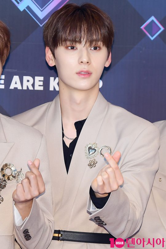 Min-hyun of the group NUEST was selected as the most anticipated musical stone.In a survey of What is the musical stone that is expected to be remembered?, which was held from the 1st to the 7th of the idol chart, Minhyun ranked first with a total of 45% of the vote.In the survey, which included a total of 26,651 people, Min-hyun ranked first with the support of 11,865 people (45% of the votes), and was ranked as the most anticipated star in musicals.Yoon Ji-sung, who received the support of 11,659 people (44% of the votes), took second place.Followed by Roh Tae-hyun in the hot shot, third place (1332, 5%), Infinite Sung Kyu in fourth place (530, 2%), Vicks Ken in fifth place (524, 2%), Seventeen Dogyeom in sixth place (318, 1%), Infinite Nam Woo-hyun in seventh place (207, 1%), EXO Suho in eighth place (184, 1%) and EXO Baek Hyun in ninth place (32, 1%). below)