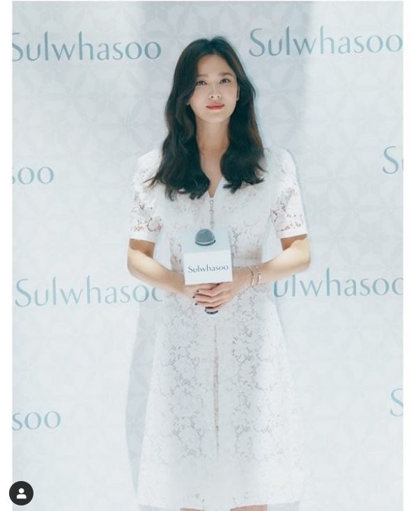 Seoul:) = Actor Song Hye-kyo is drawing attention as he appeared at the official Chinese Event for the first time since the announcement of his divorce from Song Joong-ki.Song Hye-kyo attended a cosmetics brand promotion Event held at a large duty-free shop in Hainan, China on June 6, which was reportedly scheduled before the divorce announcement.On this day, Song Hye-kyo smiled with a gentle smile and attracted attention with a bright look to greet his fans. The fans welcomed Song Hye-kyo with a placard saying, I will always support you.Song Hye-kyo is also the back door that made a bright smile on the praise of the fans.Song Hye-kyo said to his fans, I am really grateful that so many people came and cheered me up. I will work harder and give back to you in a better way.On the other hand, Song Joong-ki submitted an application for divorce mediation to the Seoul Family Court on March 26 through a legal representative.Song Joong-ki and Song Hye-kyo have officially announced their divorce news through each legal representative and agency on the 27th of last month.UAA said, I respectfully ask for your understanding that the other specific contents are the privacy of both Actors.I also ask you to refrain from stimulating reports and speculative comments for each other. I am sorry to bother you.I will try to greet you in a better way in the future. Song Hye-kyo has developed into a lover by meeting Song Joong-ki as the main Actor of KBS 2TV drama Dawn of the Sun which was broadcast in 2016.Two rumors of devotion were raised, but all denied, and the marriage was officially announced two weeks after the second episode.The pair then married in October 2017 in a grand ceremony amid the blessings of fans and colleagues.