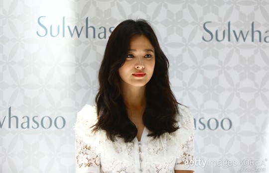 On the 6th, Song Hye-kyo attended a cosmetics brand promotion Event held at a large duty-free shop in Hainan, China.According to Chinese media, Song Hye-kyo exchanged questions and answers with the Event officials for about 10 minutes, and delivered the atmosphere of the venue where many fans came through the cosmetics brand SNS.Song Hye-kyo smiled calmly and softly, and waved his hand at his fans, which was known as the scheduled Event before the divorce announcement.Song Hye-kyo and Song Joong-ki entered the divorce mediation process on the 27th of last month.The two sides have already agreed to divorce, the lawyer said. We are only in the process of adjusting.Earlier, the two developed into lovers in the wake of the drama Dawn of the Sun (2016), and signed a one-hundred-year contract in October 2017.At that time, the birth of a Korean star couple gathered topics, but the marriage was broken in a year and eight months.Song Hye-kyo, a subsidiary of UAA Korea, said, I am in the process of divorce after careful consideration with my husband.I would like to ask you to refrain from stimulating reports and speculative comments for each other. star jo hyun-joo