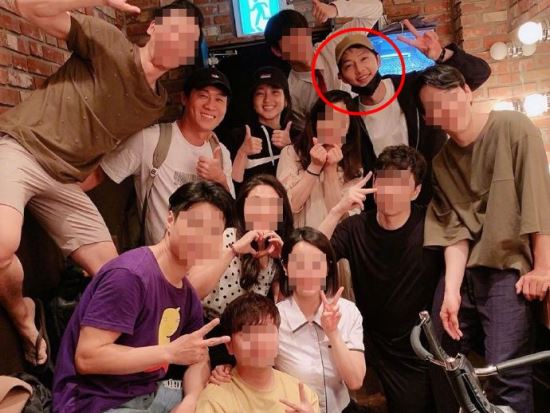 Song Joong-ki, who is smiling brightly with his fingers drawing a V-shaped figure, was revealed to Taiwanese media.The Taiwanese daily newspaper, the Sungdo Ilbo, released a recent photo of Song Joong-ki on the 5th (local time).In this photo, which seems to have been taken with the cast of the movie Seung Ri Ho, Song Joong-ki is smiling brightly with fellow Actors such as Kim Tae-ri and Jin Sun-gyu.This photo was taken in commemoration of the theater cast after the Actors in Seung Riho watched the Play.Song Joong-ki was reported to have watched the Play on the night of the 26th of last month, the day he applied for divorce settlement with Song Hye-kyo.Song Joong-ki and Song Hye-kyo married in October 2017 after meeting in the KBS2 drama The Suns Descendants, which ended in 2016.However, on the 26th of last month, Song Joong-ki filed for divorce mediation and was dismissed in a year and eight months.Song Hye-kyo also resumed his activities in China on June 6 by attending the cosmetics brand promotion, which he modeled.