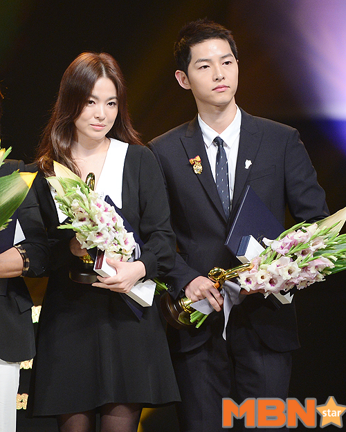 The recent situation of Actor Song Joong-ki has been revealed. It is more focused on the appearance of Song Hye-kyo and the divorce mediation application.The Taiwanese daily newspaper, the Sungdo Ilbo (Taiwan Daily), released a photo of Song Joong-kis recent situation on the 7th.This was taken on the 26th of last month, along with Song Joong-ki, the cast of the movie Seung Ri-ho (director Cho Sung-hee) was also included.In the photo, Song Joong-ki wears a black mask on a khaki hat, the mask is slightly lowered with his chin for group photos, and he has a bright smile after drawing a V with his finger.The day Song Joong-ki took the photo is presumed to be the day when all the cast members of Seung Riho gathered together to watch the play.On this day, Song Joong-ki received an application for divorce mediation from the Seoul Family Court through a legal representative.Meanwhile, Song Joong-ki and Song Hye-kyo married in October 2017 after developing into a lover in the wake of KBS2 drama The Generation of the Sun in 2016.However, Song Joong-ki applied for divorce settlement, and eventually the two walked their own path in a year and eight months.
