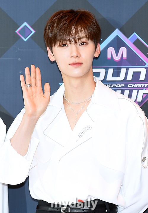 Group NUEST member Hwang Min-hyun was selected as the most anticipated musical stone.In the survey, What are the musical stones that are expected to be remembered?, Hwang Min-hyun ranked first with a total of 45% of the vote.In the survey, which included a total of 26,651 people, Hwang Min-hyun ranked first with 11,865 people (approval rate of 45%).The second place was won by Yoon Ji-sung, who received the support of 11,659 people (a 44% vote rate).Followed by Roh Tae-hyun in the hot shot, third place (1332, 5%), Infinite Sung Kyu in fourth place (530, 2%), Vicks Ken in fifth place (524, 2%), Seventeen Dogyeom in sixth place (318, 1%), Infinite Nam Woo-hyun in seventh place (207, 1%), EXO Suho in eighth place (184, 1%) and EXO Baek Hyun in ninth place (32, 1%). below)On the other hand, the results of each survey can be found in the POLL menu of the idol chart, and the questionnaire is currently under way on the theme of What is the rapper idol with sexy cave bass?