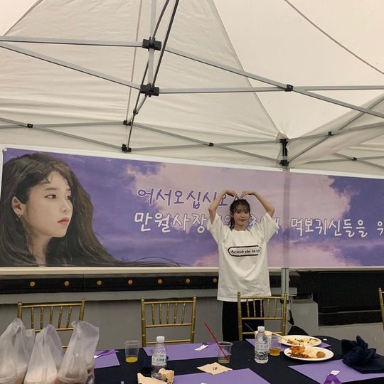 The IU has released its latest news, certifying fans gifts.On July 7, IU posted several photos on his instagram with an article entitled Easy is not a month but a long time.In the open photo, IU is showing off its cute charm by certifying the rice tea gift sent by Chinese fans.The IU is drawing hearts with its hands in front of banners sent by fans and making Smiles with the same pose in front of their own photos.The netizens who saw this responded that I want to see too much of Ji Eun and Manwol, Is it a beautiful story, and It is really beautiful.Lee Ha-na