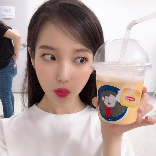 The IU has released its latest news, certifying fans gifts.On July 7, IU posted several photos on his instagram with an article entitled Easy is not a month but a long time.In the open photo, IU is showing off its cute charm by certifying the rice tea gift sent by Chinese fans.The IU is drawing hearts with its hands in front of banners sent by fans and making Smiles with the same pose in front of their own photos.The netizens who saw this responded that I want to see too much of Ji Eun and Manwol, Is it a beautiful story, and It is really beautiful.Lee Ha-na