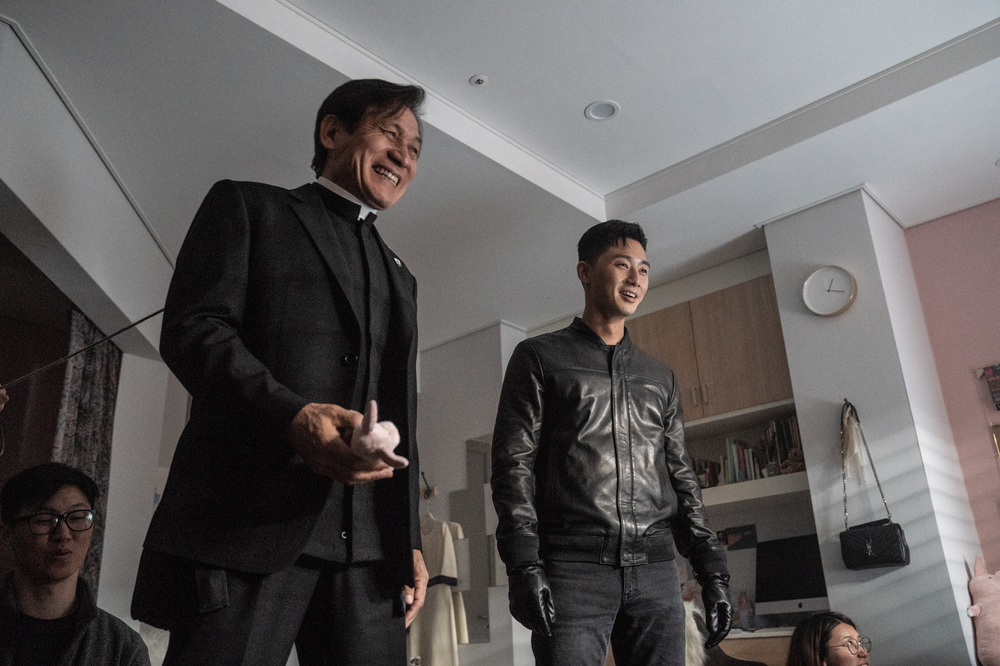 <p>Actor Ahn Sung-Ki, Park Seo-joon of the rich Kemi has exploded.</p><p>The movie Lion side 7 8 heart-warming smile that Park Seo-joon and safety of Kemi Steel was introduced.</p><p>Lionis a fighting champion ‘for later’(Park Seo-joon)is the priests ‘inner you’(organizing)to meet the world into a chaos strong evil(惡)to fit in, its time.</p><p>This time to the public in the Kemi steel is a fighting champion ‘for your’ Station Park Seo-joon and the priests ‘inner you’ inside the station of al-Qaida terrorists for the shooting scene capture into it.</p><p>The film belongs to an intense and charismatic, and unlike shooting in the field not stop laughing, Park Seo-joon and Ahn Sung-Ki is the Lionthrough the generation beyond the special Breath to show as a chance to see it.</p><p>Especially in childhood, bad father lost back in the world for disbelief, but the man is ‘for your’strong beliefs based on risked his life to perform the duties of the ‘inner you’or the evils of the world in these special activities is a cinematic pleasure, and the ‘inner you’through little by little changing ‘for future’look is hot the drama of the film is to increase the prospect.</p><p>This is like a Lionvia a safe and the first explosive Sinergy to complete the Park Seo-joon is “a real father was like. Shooting in the seniors relied heavily on the shooting at the end of the sunbaenim thanks to life for the Actor that seems to be saying,”To said.</p><p>This is in the “Park Seo-joon Actor is the charm mass. Breath this fit did and continue to like the work and want,”said the deep satisfaction of these films, in the show fresh in Kemi, a chance to see it.</p><p>This is like a real shot in the laughing did not Park Seo-joon and safety of heart-warming case to a steel is this summer the theater has struck you the most explosive Sinergy for it.</p><p>7 31 opening</p>