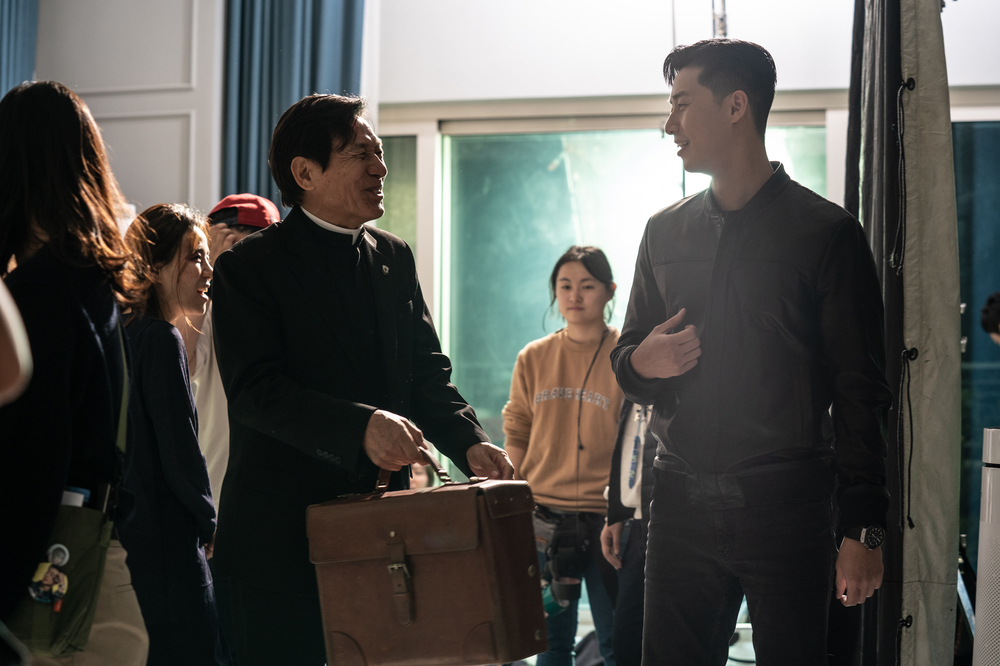 <p>Actor Ahn Sung-Ki, Park Seo-joon of the rich Kemi has exploded.</p><p>The movie Lion side 7 8 heart-warming smile that Park Seo-joon and safety of Kemi Steel was introduced.</p><p>Lionis a fighting champion ‘for later’(Park Seo-joon)is the priests ‘inner you’(organizing)to meet the world into a chaos strong evil(惡)to fit in, its time.</p><p>This time to the public in the Kemi steel is a fighting champion ‘for your’ Station Park Seo-joon and the priests ‘inner you’ inside the station of al-Qaida terrorists for the shooting scene capture into it.</p><p>The film belongs to an intense and charismatic, and unlike shooting in the field not stop laughing, Park Seo-joon and Ahn Sung-Ki is the Lionthrough the generation beyond the special Breath to show as a chance to see it.</p><p>Especially in childhood, bad father lost back in the world for disbelief, but the man is ‘for your’strong beliefs based on risked his life to perform the duties of the ‘inner you’or the evils of the world in these special activities is a cinematic pleasure, and the ‘inner you’through little by little changing ‘for future’look is hot the drama of the film is to increase the prospect.</p><p>This is like a Lionvia a safe and the first explosive Sinergy to complete the Park Seo-joon is “a real father was like. Shooting in the seniors relied heavily on the shooting at the end of the sunbaenim thanks to life for the Actor that seems to be saying,”To said.</p><p>This is in the “Park Seo-joon Actor is the charm mass. Breath this fit did and continue to like the work and want,”said the deep satisfaction of these films, in the show fresh in Kemi, a chance to see it.</p><p>This is like a real shot in the laughing did not Park Seo-joon and safety of heart-warming case to a steel is this summer the theater has struck you the most explosive Sinergy for it.</p><p>7 31 opening</p>