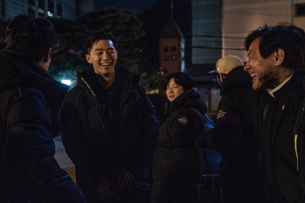 <p>Actor Ahn Sung-Ki, Park Seo-joon of the rich Kemi has exploded.</p><p>The movie Lion side 7 8 heart-warming smile that Park Seo-joon and safety of Kemi Steel was introduced.</p><p>Lionis a fighting champion ‘for later’(Park Seo-joon)is the priests ‘inner you’(organizing)to meet the world into a chaos strong evil(惡)to fit in, its time.</p><p>This time to the public in the Kemi steel is a fighting champion ‘for your’ Station Park Seo-joon and the priests ‘inner you’ inside the station of al-Qaida terrorists for the shooting scene capture into it.</p><p>The film belongs to an intense and charismatic, and unlike shooting in the field not stop laughing, Park Seo-joon and Ahn Sung-Ki is the Lionthrough the generation beyond the special Breath to show as a chance to see it.</p><p>Especially in childhood, bad father lost back in the world for disbelief, but the man is ‘for your’strong beliefs based on risked his life to perform the duties of the ‘inner you’or the evils of the world in these special activities is a cinematic pleasure, and the ‘inner you’through little by little changing ‘for future’look is hot the drama of the film is to increase the prospect.</p><p>This is like a Lionvia a safe and the first explosive Sinergy to complete the Park Seo-joon is “a real father was like. Shooting in the seniors relied heavily on the shooting at the end of the sunbaenim thanks to life for the Actor that seems to be saying,”To said.</p><p>This is in the “Park Seo-joon Actor is the charm mass. Breath this fit did and continue to like the work and want,”said the deep satisfaction of these films, in the show fresh in Kemi, a chance to see it.</p><p>This is like a real shot in the laughing did not Park Seo-joon and safety of heart-warming case to a steel is this summer the theater has struck you the most explosive Sinergy for it.</p><p>7 31 opening</p>