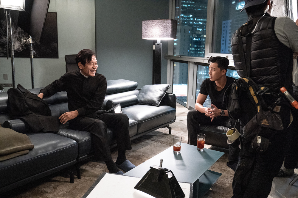 <p>Actor Ahn Sung-Ki, Park Seo-joon of the rich Kemi has exploded.</p><p>The movie Lion side 7 8 heart-warming smile that Park Seo-joon and safety of Kemi Steel was introduced.</p><p>Lionis a fighting champion ‘for later’(Park Seo-joon)is the priests ‘inner you’(organizing)to meet the world into a chaos strong evil(惡)to fit in, its time.</p><p>This time to the public in the Kemi steel is a fighting champion ‘for your’ Station Park Seo-joon and the priests ‘inner you’ inside the station of al-Qaida terrorists for the shooting scene capture into it.</p><p>The film belongs to an intense and charismatic, and unlike shooting in the field not stop laughing, Park Seo-joon and Ahn Sung-Ki is the Lionthrough the generation beyond the special Breath to show as a chance to see it.</p><p>Especially in childhood, bad father lost back in the world for disbelief, but the man is ‘for your’strong beliefs based on risked his life to perform the duties of the ‘inner you’or the evils of the world in these special activities is a cinematic pleasure, and the ‘inner you’through little by little changing ‘for future’look is hot the drama of the film is to increase the prospect.</p><p>This is like a Lionvia a safe and the first explosive Sinergy to complete the Park Seo-joon is “a real father was like. Shooting in the seniors relied heavily on the shooting at the end of the sunbaenim thanks to life for the Actor that seems to be saying,”To said.</p><p>This is in the “Park Seo-joon Actor is the charm mass. Breath this fit did and continue to like the work and want,”said the deep satisfaction of these films, in the show fresh in Kemi, a chance to see it.</p><p>This is like a real shot in the laughing did not Park Seo-joon and safety of heart-warming case to a steel is this summer the theater has struck you the most explosive Sinergy for it.</p><p>7 31 opening</p>