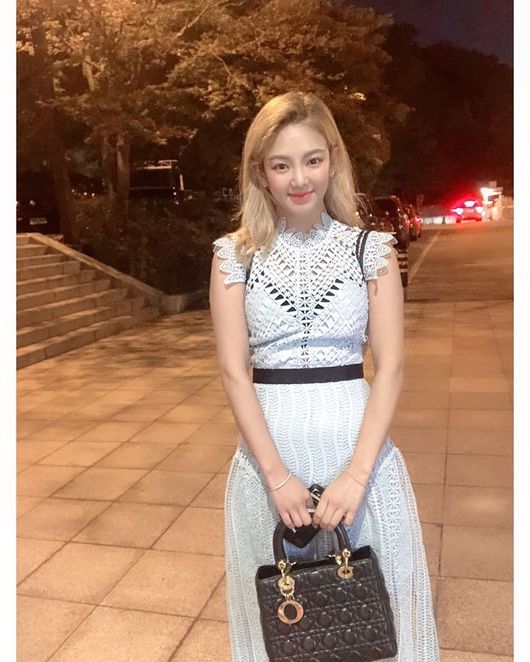 Hyoyeon of the group Girls Generation revealed her beauty status.On August 8, Hyoyeon posted a picture with his article Good on his instagram.In the photo, Hyoyeon is wearing a lace punching dress and holding a tote bag with both hands. Unlike the usual active image, she is somewhat noticeable.In particular, Hyoyeon is impressed by her innocent charm with her beauty.Hyoyeon is currently working as a DJ HYO.Hyoyeon instagram
