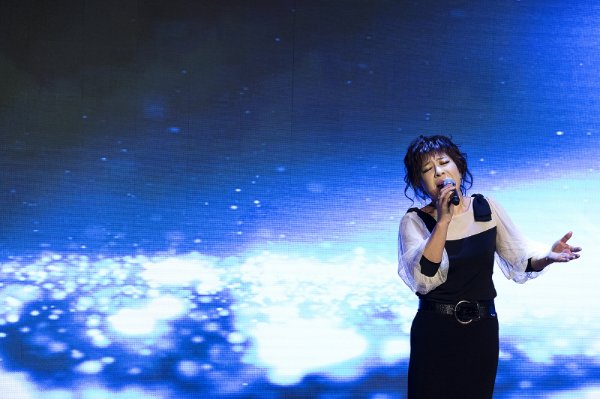 Forty-year national singer Noh Sa-yeon will hold a generation-integrated healing concert at the 2019 Daegu Folk Festival.Noh Sa-yeon will present a stage of impression with recovery and healing, including 30-year-old long-term meet-up, a recent YouTube hit of more than 20 million views, and a new song starting last year.Especially, it is expected to be a super-strong person who is well known in various entertainment programs such as Running Man and Happy Together.The 2019 Daegu Folk Festival will be held at the Kolon Outdoor Music Hall in Duryu Park, Daegu City, for three days from 26th to 28th, with famous folk singers as well as underground and indie talented singers.PhotosAmG Global