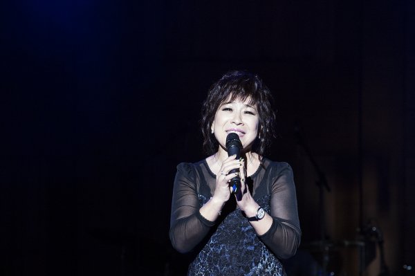 Forty-year national singer Noh Sa-yeon will hold a generation-integrated healing concert at the 2019 Daegu Folk Festival.Noh Sa-yeon will present a stage of impression with recovery and healing, including 30-year-old long-term meet-up, a recent YouTube hit of more than 20 million views, and a new song starting last year.Especially, it is expected to be a super-strong person who is well known in various entertainment programs such as Running Man and Happy Together.The 2019 Daegu Folk Festival will be held at the Kolon Outdoor Music Hall in Duryu Park, Daegu City, for three days from 26th to 28th, with famous folk singers as well as underground and indie talented singers.PhotosAmG Global