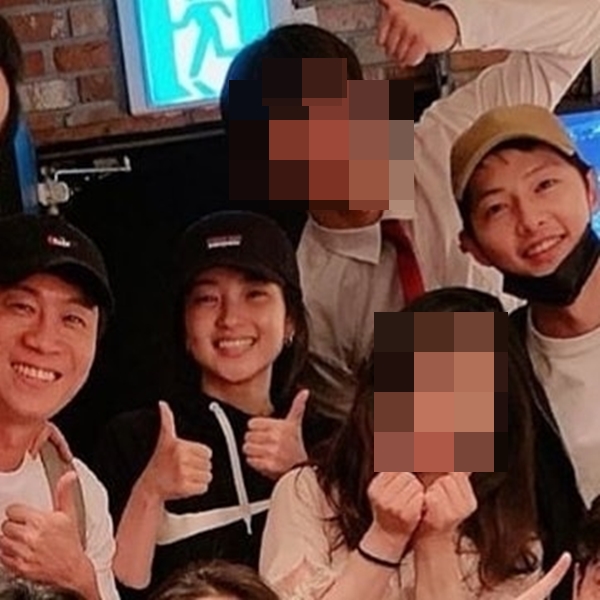 The recent situation of Actor Song Joong-ki, who was hit by the breakup, was revealed through Taiwanese media.Taiwans media, Singda Orbao, released a recent photo of Song Joong-ki on July 7.In the open photo, Song Joong-ki is staring at the camera with a bright smile with Actors Kim Tae-ri and Jin Sun-gyu appearing together in the movie Win Riho.This is the latest appearance on the outside after he announced his divorce from Song Hye-kyo.The Taiwanese media explained that Song Joong-kis expression I do not feel worse than I thought.The media reported that it was taken in commemoration of the first film of the movie Win Riho, starring Song Joong-ki, but it was revealed that he actually watched and photographed the Play Hot Summer on the 26th of last month, the day before the official announcement of the divorce.Song Joong-ki officially announced his divorce with Song Hye-kyo on the 27th of last month, the day after watching the Play, when he received an application for divorce mediation from the Seoul Family Court through his legal representative.Song Joong-ki said, Both of them are wrongly accused and hope to finish the divorce process smoothly rather than criticizing each other.Song Hye-kyo also said, After careful consideration, we are in the process of divorce. The reason is due to the difference in personality, and we have not been able to overcome the difference between the two.