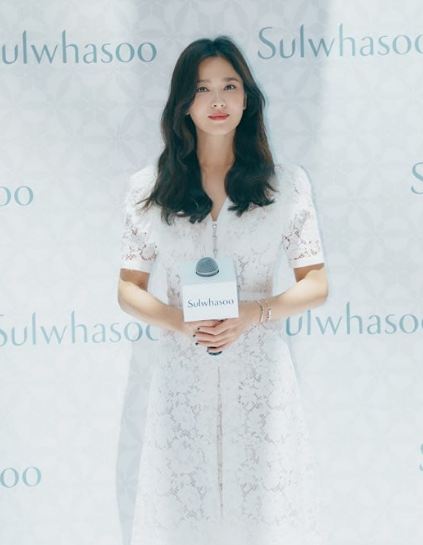 Actor Song Hye-kyo has been professional in the official ceremony for the first time since the announcement of his divorce with Song Joong-ki. Song Hye-kyo participated in the event of the cosmetics brand Sulwhasoo, who is working as a model in the mountainous area of ​​China Hainan on the 6th.As it was the first official event after the divorce, many fans were interested.Some have speculated that Song Hye-kyo will be able to participate in the official event in the face of personal pain, but Sulwhasoo said, It is an event planned from the beginning of the year and all the schedules have been confirmed.As some dispelled their concerns, Song Hye-kyo showed off her usual shining beauty.China fans waiting for Song Hye-kyo welcomed him hotly, preparing a placard for him, and Song Hye-kyo reportedly responded with a smile and a hand greeting.According to a report by China Sina Entertainment, Song Hye-kyo said, I will continue to repay you with a better appearance in the future.Song Hye-kyo, who had a lot of troubles with various speculations, but he proved the inner workings of the 23rd Actor by constantly digesting the scheduled schedule despite the situation that could be a burden personally.Earlier, Song Joong-ki announced on the 27th that he had filed a divorce settlement application with the Seoul Family Court through the media, and it was announced that the two people are going through the divorce process.After careful consideration, I decided to finish my marriage, Song Hye-kyo and Song Joong-ki said.=