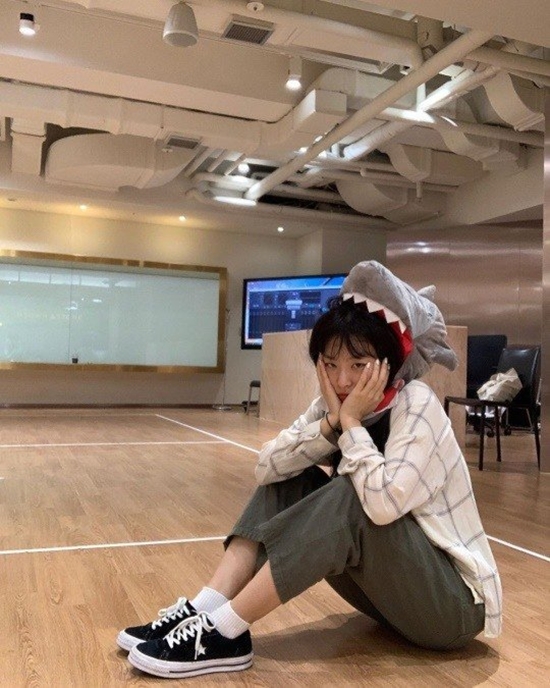 Group Red Velvet Seulgi showed off her cute charm.On Saturday, Seulgi posted two photos on her Instagram account with the caption: It worked on sharks.In the open photo, Seulgi poses in various ways, wearing a shark hat, especially Seulgi, which makes her cute charm stand out with a playful look.In addition, it boasts beautiful beauty in comfortable costume and modest styling.The group Red Velvet, which Seulgi belongs to, is working as a new song Jimsala Beam.Photo: Seulgi Instagram