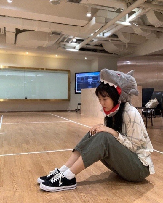 Group Red Velvet Seulgi showed off her cute charm.On Saturday, Seulgi posted two photos on her Instagram account with the caption: It worked on sharks.In the open photo, Seulgi poses in various ways, wearing a shark hat, especially Seulgi, which makes her cute charm stand out with a playful look.In addition, it boasts beautiful beauty in comfortable costume and modest styling.The group Red Velvet, which Seulgi belongs to, is working as a new song Jimsala Beam.Photo: Seulgi Instagram