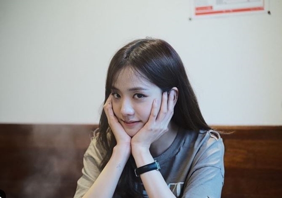 Group BLACKPINK member JiSoo shared her daily life.On the 8th, JiSoo posted several photos through his instagram with the article I want to eat Risaya again.In the open photo, JiSoo looks at the camera with a playful look, especially the lovely figure eating Guo makes her smile.BLACKPINK, which JiSoo belongs to, recently released the title song Kill This Love.Photo: JiSoo Instagram