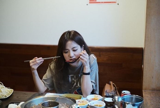 Group BLACKPINK member JiSoo shared her daily life.On the 8th, JiSoo posted several photos through his instagram with the article I want to eat Risaya again.In the open photo, JiSoo looks at the camera with a playful look, especially the lovely figure eating Guo makes her smile.BLACKPINK, which JiSoo belongs to, recently released the title song Kill This Love.Photo: JiSoo Instagram