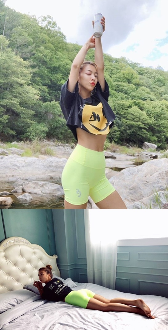 Girl group f (x) Luna showed off her perfect abs.Luna posted a picture on her 8th day with an article entitled Beer Drinking on the Day of Rest is the best ? + Abdominal Exercise.In the photo, Luna is showing off her solid body line, especially Luna, who boasts abs with no flesh, winks at the camera, capturing her attention.Luna will play Sophie in the musical Mamma Mia which will open on the 16th.Photo: Luna Instagram