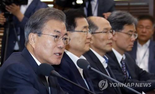(서울=연합뉴스) 배재만 기자 = 문재인 대통령이 8일 오후 청와대에서 열린 수석보좌관 회의에서 발언하고 있다. scoop@yna.co.kr