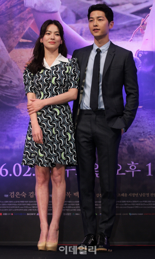 Recently, Actor Song Hye-kyo and Song Joong-ki have been reported to have been on the verge of breaking down, and it is pointed out that they are not overly interested.It is because of the act of Buyeo meaning in the expression or attitude in the official ceremony.Photos of two people digesting their official schedules through online communities and various SNS are spreading.Song Joong-kis photo of Actor Kim Tae-ri and Jin Sun-gyu posing in the movie Seung Ri-ho became a hot topic, and a photo of Song Hye-kyos brand event was also attracting attention.The problem is that many people are Buyeoing the meaning of the two peoples expressions and actions and mass-producing unconfirmed information.Earlier, the two had suffered from numerous rumors related to divorce.Song Joong-ki submitted an application for divorce mediation to the Seoul Family Court on March 26 through a legal representative.Since then, both sides of Song Joong-ki Song Hye-kyo have formulated the divorce news through each legal representative and agency on the 27th of last month.The two continue their work after divorce.Song Joong-ki started filming the movie Win Ri Ho directed by Cho Sung-hee, and Song Hye-kyo confirmed Lee Joo-youngs film Anna as his next film.
