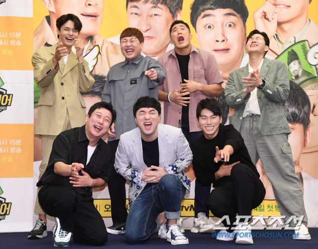 Shim Woo-kyung PD said he wanted to invite Park Seo-joon, Yu Hae-jin and Ryu Jun-yeol of Lion.On the afternoon of the 9th, XtvN new entertainment program The Player production presentation was held at Stanford Hotel in Sangam-dong, Mapo-gu, Seoul.The event was attended by Lee Soo-geun, Kim Dong-Hyun, Emperor, Lee Yong-jin, Lee Jin-ho, Lee Yi-kyung, jung hyuk, Shim Woo-kyung PD and Nam Kyung-mo PD.Shim Woo-kyung PD asked the person who wants to be invited, I would like you to have actors who do not see well in our program. Park Seo-joon, who is about to release the lion, and actors Yu Hae-jin and Ryu Jun-yeol, who are about to open the battle of Bongo-dong.Sim PD said, I called but I did not answer. Our cast members are preparing for the performance fee, so please answer the phone. He said that the performance fee would be covered by the money cut by the fixed members without being able to tolerate laughter.The Player is a program that must survive the frightening smile of the Flock by solving a specific mission in a changing place and situation.Lee Soo-geun, Kim Dong-Hyun, Empire, Lee Yong-jin, Lee Jin-ho, Lee Yi-kyung, and Jung hyuk become The Player who plays the role of referring to laughter in unpredictable unexpected situations where laughter is controlled.If you can not escape the Flock and laugh, the penalty will be deducted by a certain amount. It will be broadcasted on XtvN at 6:15 pm on the 14th.