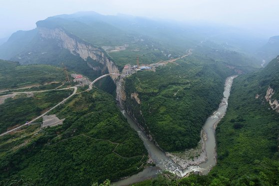 [서소문사진관]중국 협곡 위 286m 아치교 연결 성공, 건설 목적은 '가난 퇴치'