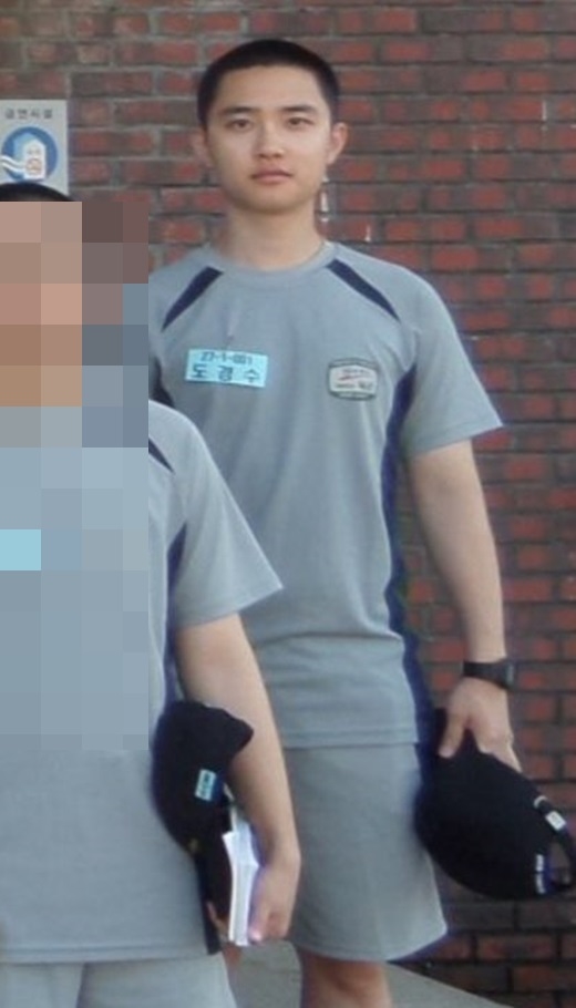 Recently, the recent status of EXO D.O. (D.O.), a member of EXO (EXO), who joined the military, was revealed.On the afternoon of the 9th, the military communication service The Camp Training Sketch and online community posted a photo titled Trainer D.O.The upright posture makes you expect a close-knit military discipline: EXO D.O. has also been a hot topic among fans, with its short hair perfectly digested.Fans who watched the photos showed goodness such as still handsome, I am glad to be healthy, trainer D.O. is cute.EXO D.O. entered the Army Training Center on the 1st.After Siu Min, he started his military service for the second time among EXO members, and according to his intention to join quietly, no separate event was held on the day of enlistment.He will serve in active duty after completing basic military training at the training camp.