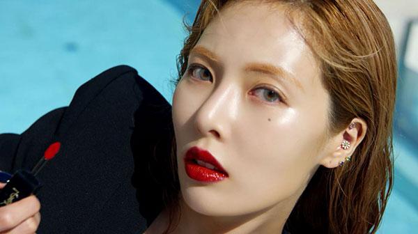 Singer Hyuna showcases sexy REDlipVogue released a new digital video of Hyona with a recent Couture Cosmetic brand on July 9.In this video, Hyuna is wearing a black body suit, sunglasses, and intense RED lipstick to catch her eye.Especially, from the first scene that appears in the quiet swimming pool alone, it stimulates the imagination that seems to happen soon and shows a unique presence.Meanwhile, photos and videos of Hyuna can be found on Vogues official website, Instagram and Facebook.