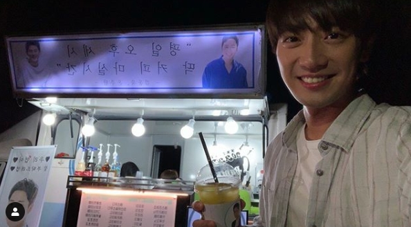 Actors On Joo-wan and Kim Dong-wook presented Lee Sang-yeob with coffee tea.Lee Sang-yeob posted a coffee car certification shot from On Joo-wan and Kim Dong-wook on his personal Instagram on July 9.The open coffee car contains the phrase Time to drink coffee at 3 pm on weekdays. It quotes Channel A gilt drama Lovers at 3 pm on weekdays starring Lee Sang-yeob.Lee Sang-yeob expressed his affection, saying, Thank you, On Joo-wan Kim Dong-wook, my friends. Yes, I am your lob. You are my wheeze.Park Su-in