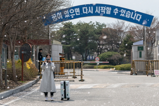 SBSs new gilt Drama Drama John Lee Se-young is drawing attention with the scene of entering Cherry Blossom Prison a second before the explosion of crying in the spring breeze.Following the first broadcast of Mung bean flower on July 19, SBSs new gilt Drama Drama Drama, directed by Kim Jee-woon/directed by Joe FC, Kim Young-hwan/produced KPJ, is a human medical drama that tells the story of the first Pained medical doctors in Korea to find the cause of the mysterious pained excitingly.Jo Suwon FC coach and Kim Jee-woon writer, who showed sensual visual beauty and attractive performance in I hear your voice, Pinocchio and Thirty but Seventeen, are gathering attention as the second most anticipated work in the second half of 2019 after Cheongdam-dong Alice.Lee Se-young is in the position of the eldest daughter of the chairman of the hospital, Hanse Hospital, who has been in the doctors house for generations, and the director of the Pained Department of Medicine and the resident river.Lee Se-young, who is challenging his role as a doctor for the first time since his debut, is raising expectations about what kind of acting transformation he will show with the growing doctor, Chai Rong.Lee Se-young is making a scene where he is walking into a prison while cherry blossoms are scattered.A scene in which a river, Chai Rong, who is holding a Carrier in one hand in the play, enters the prison after taking a commemorative shot at the entrance of the prison.With the beautiful landscape of cherry blossoms falling like snowflakes, the river Chai Rong is heading to the prison with a serious look.The question of why Kang, who is not an exclamation for the picturesque cherry blossoms but a crying look, enters the prison, is growing in the curiosity about the story hidden in the river.Lee Se-youngs entrance to Cherry Blossom Prison was filmed in Yeoju, Gyeonggi Province in April.This scene was the most important of all the ironic harmony between Lee Se-youngs complex emotional lines and beautifully scattered cherry blossoms heading to prison.The production team focused on the visual beauty, such as adjusting the cherry blossoms to the date to cover the blooming day.In particular, the staff used various methods such as blowing cherry blossoms directly in front of the cherry blossoms that fall naturally to maximize the scene where cherry blossoms are scattered, and Lee Se-young also showed excitement by spraying the cherry blossoms prepared by putting cherry blossoms in his hand and blowing them into his mouth.Then, when the filming began, Lee Se-young was able to capture the scene of Bings and tears with the character of Kang Chai Rong, and led to applause on the spot.kim myeong-mi