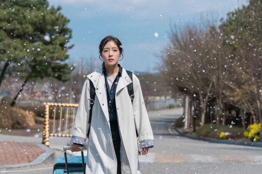 SBSs new gilt Drama Drama John Lee Se-young is drawing attention with the scene of entering Cherry Blossom Prison a second before the explosion of crying in the spring breeze.Following the first broadcast of Mung bean flower on July 19, SBSs new gilt Drama Drama Drama, directed by Kim Jee-woon/directed by Joe FC, Kim Young-hwan/produced KPJ, is a human medical drama that tells the story of the first Pained medical doctors in Korea to find the cause of the mysterious pained excitingly.Jo Suwon FC coach and Kim Jee-woon writer, who showed sensual visual beauty and attractive performance in I hear your voice, Pinocchio and Thirty but Seventeen, are gathering attention as the second most anticipated work in the second half of 2019 after Cheongdam-dong Alice.Lee Se-young is in the position of the eldest daughter of the chairman of the hospital, Hanse Hospital, who has been in the doctors house for generations, and the director of the Pained Department of Medicine and the resident river.Lee Se-young, who is challenging his role as a doctor for the first time since his debut, is raising expectations about what kind of acting transformation he will show with the growing doctor, Chai Rong.Lee Se-young is making a scene where he is walking into a prison while cherry blossoms are scattered.A scene in which a river, Chai Rong, who is holding a Carrier in one hand in the play, enters the prison after taking a commemorative shot at the entrance of the prison.With the beautiful landscape of cherry blossoms falling like snowflakes, the river Chai Rong is heading to the prison with a serious look.The question of why Kang, who is not an exclamation for the picturesque cherry blossoms but a crying look, enters the prison, is growing in the curiosity about the story hidden in the river.Lee Se-youngs entrance to Cherry Blossom Prison was filmed in Yeoju, Gyeonggi Province in April.This scene was the most important of all the ironic harmony between Lee Se-youngs complex emotional lines and beautifully scattered cherry blossoms heading to prison.The production team focused on the visual beauty, such as adjusting the cherry blossoms to the date to cover the blooming day.In particular, the staff used various methods such as blowing cherry blossoms directly in front of the cherry blossoms that fall naturally to maximize the scene where cherry blossoms are scattered, and Lee Se-young also showed excitement by spraying the cherry blossoms prepared by putting cherry blossoms in his hand and blowing them into his mouth.Then, when the filming began, Lee Se-young was able to capture the scene of Bings and tears with the character of Kang Chai Rong, and led to applause on the spot.kim myeong-mi