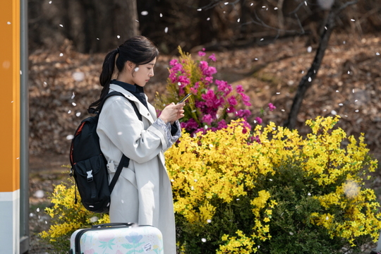 SBSs new gilt Drama Drama John Lee Se-young is drawing attention with the scene of entering Cherry Blossom Prison a second before the explosion of crying in the spring breeze.Following the first broadcast of Mung bean flower on July 19, SBSs new gilt Drama Drama Drama, directed by Kim Jee-woon/directed by Joe FC, Kim Young-hwan/produced KPJ, is a human medical drama that tells the story of the first Pained medical doctors in Korea to find the cause of the mysterious pained excitingly.Jo Suwon FC coach and Kim Jee-woon writer, who showed sensual visual beauty and attractive performance in I hear your voice, Pinocchio and Thirty but Seventeen, are gathering attention as the second most anticipated work in the second half of 2019 after Cheongdam-dong Alice.Lee Se-young is in the position of the eldest daughter of the chairman of the hospital, Hanse Hospital, who has been in the doctors house for generations, and the director of the Pained Department of Medicine and the resident river.Lee Se-young, who is challenging his role as a doctor for the first time since his debut, is raising expectations about what kind of acting transformation he will show with the growing doctor, Chai Rong.Lee Se-young is making a scene where he is walking into a prison while cherry blossoms are scattered.A scene in which a river, Chai Rong, who is holding a Carrier in one hand in the play, enters the prison after taking a commemorative shot at the entrance of the prison.With the beautiful landscape of cherry blossoms falling like snowflakes, the river Chai Rong is heading to the prison with a serious look.The question of why Kang, who is not an exclamation for the picturesque cherry blossoms but a crying look, enters the prison, is growing in the curiosity about the story hidden in the river.Lee Se-youngs entrance to Cherry Blossom Prison was filmed in Yeoju, Gyeonggi Province in April.This scene was the most important of all the ironic harmony between Lee Se-youngs complex emotional lines and beautifully scattered cherry blossoms heading to prison.The production team focused on the visual beauty, such as adjusting the cherry blossoms to the date to cover the blooming day.In particular, the staff used various methods such as blowing cherry blossoms directly in front of the cherry blossoms that fall naturally to maximize the scene where cherry blossoms are scattered, and Lee Se-young also showed excitement by spraying the cherry blossoms prepared by putting cherry blossoms in his hand and blowing them into his mouth.Then, when the filming began, Lee Se-young was able to capture the scene of Bings and tears with the character of Kang Chai Rong, and led to applause on the spot.kim myeong-mi