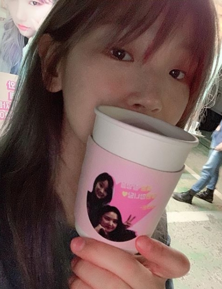 A Pink Son Na-eun presented coffee tea to Actor Park So-dam.Park So-dam posted a coffee car certification shot from Son Na-eun on his personal instagram on July 8th.The open coffee car said, We have a special delivery of a cool drink to the Queen Park So-dam. Would you like to open the box office with the galaxy?So Park So-dam said, Thank you for your friend. I am so impressed by the sudden hook.Park Su-in