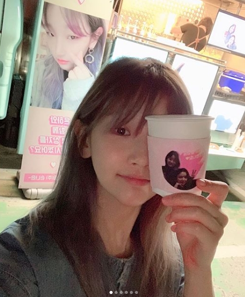 A Pink Son Na-eun presented coffee tea to Actor Park So-dam.Park So-dam posted a coffee car certification shot from Son Na-eun on his personal instagram on July 8th.The open coffee car said, We have a special delivery of a cool drink to the Queen Park So-dam. Would you like to open the box office with the galaxy?So Park So-dam said, Thank you for your friend. I am so impressed by the sudden hook.Park Su-in