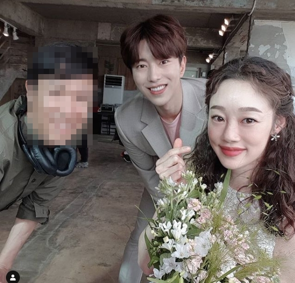 You alone finished filming.Actor Choi Yeo-jin posted a last shot of the Netflix drama You alone on his personal instagram on July 9.Choi Yeo-jin in the photo smiles with the director, Yoon Hyun-min, with a bouquet of last shot celebration flowers.Choi Yeo-jin said, Finally, after shooting: We will see you on Netflix next year.Our coach Actors staff were all too hard. Park Su-in