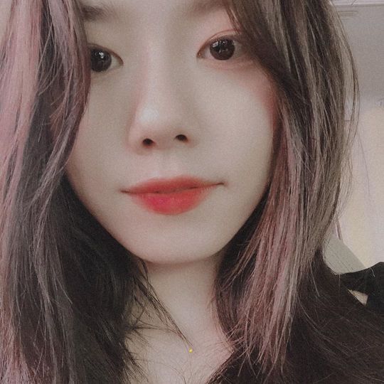 Kim So-hye showed no humiliation in the super-close self-portrait.Singer and actor Kim So-hye posted two self-portraits on his instagram on July 9.Kim So-hye in the photo is staring at the Camera, showing off her more mature appearance, and he thrilled fans with his dark double eyelids and puncture lips.han jung-won