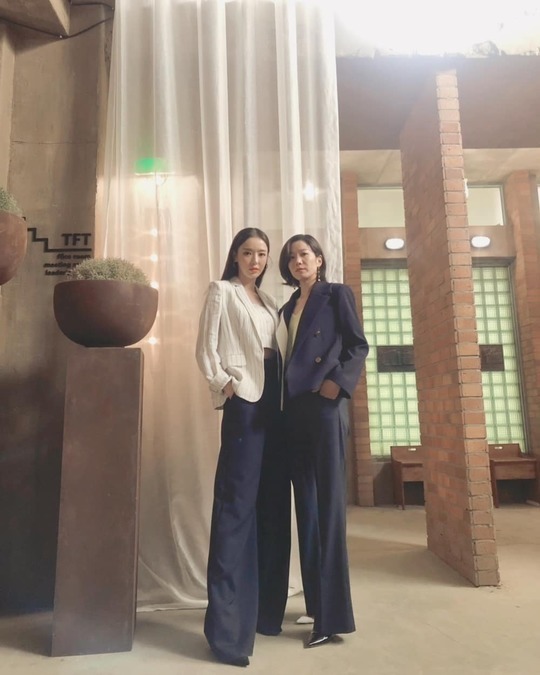 Actor Lee Da-hee Hye-Jin Jeon boasted of superior dexterity.Lee Da-hee wrote in her Instagram on July 9, Cha Hyun & Ga Kyung. My Choi. Nice senior. I cant put it in words.I like it a lot, senior and posted three photos.The two people in the public photos are emitting a chic charm with a tremendous charisma. The perfect suit fit and the girl crush full of charms are attracting attention.Park So-hee
