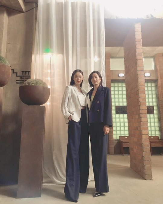 Actor Lee Da-hee Hye-Jin Jeon boasted of superior dexterity.Lee Da-hee wrote in her Instagram on July 9, Cha Hyun & Ga Kyung. My Choi. Nice senior. I cant put it in words.I like it a lot, senior and posted three photos.The two people in the public photos are emitting a chic charm with a tremendous charisma. The perfect suit fit and the girl crush full of charms are attracting attention.Park So-hee