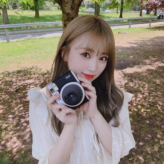 Nako Yabuki reveals his dainty current situationGroup IZ*ONE member Nako Yabuki posted a photo on the official Instagram on July 9 with the phrase NY was so happy.Nako Yabuki in the photo is wearing a white blouse and holding a camera; he exudes a cute charm, revealing deer-like eyes.han jung-won