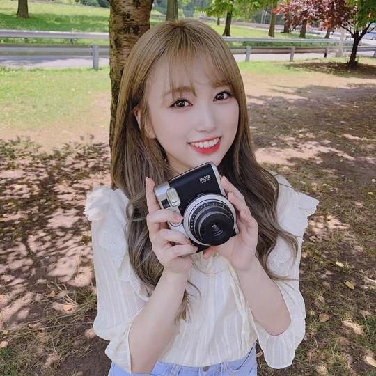 Nako Yabuki reveals his dainty current situationGroup IZ*ONE member Nako Yabuki posted a photo on the official Instagram on July 9 with the phrase NY was so happy.Nako Yabuki in the photo is wearing a white blouse and holding a camera; he exudes a cute charm, revealing deer-like eyes.han jung-won