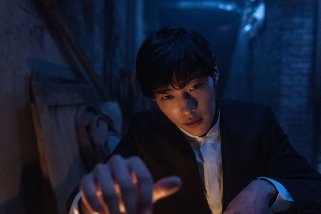 Woo Do-hwan, the expected movie Lion (director Kim Joo-hwan, Provisional Distribution Lotte Mart Entertainment, Production Keith, Co-production Seven Oxyx) will take control of the screen and the CRT this summer.Lion is a film about a fight-fighting champion, Yonghu (Park Seo-joon), who meets the priest Anshinbu (Ahn Sung-ki) and confronts the powerful evil (), which has confused the world.Park Seo-joon, Ahn Sung-ki, Woo Do-hwan, South Koreas representative actor and young blood combination are added to the expectation.Woo Do-hwan, who will capture the audience with intense acting and fresh charm through Lion, is expected to show active performance across the screen and the CRT.Woo Do-hwan, who plays the role of the black bishop who spreads evil to the world and plays a character who uses the weakness of the opponent at once, added a tense tension to the drama with a mysterious charm by digesting not only the detailed acting that crosses good and evil but also the special makeup of 7 hours.In particular, Woo Do-hwan, who will play a breathtaking confrontation between the Anshin and the Yonghu who are chasing Jisin, will give a strong impression with an immersive feeling that can not be taken away for a moment.Woo Do-hwan, who will capture the audience with a new character that was not seen before, will confirm the appearance of Drama My Europe and The King: The Lord of Eternity and capture the CRT.In my Europe, which depicts my desire for power and protection by pointing the tips of my Europe, which my beliefs speak about in the background of the early Joseon Dynasty at the end of Goryeo, Woo Do-hwan will play Nam Sun-ho, who is trying to be irrelevant to escape from the bridle of the family and class, and will show a strong acting power.Woo Do-hwan will then appear in The King: Lord of Eternity, the next work by Kim Eun-sook and about the cooperation between the two worlds of the South Korean emperor and the detective.The Lion, which can confirm the intense acting transformation of Woo Do-hwan, which will show such a colorful charm, will shake the theater with the youngest and freshest movie this summer.It will be released on July 31st.lotte mart entertainment