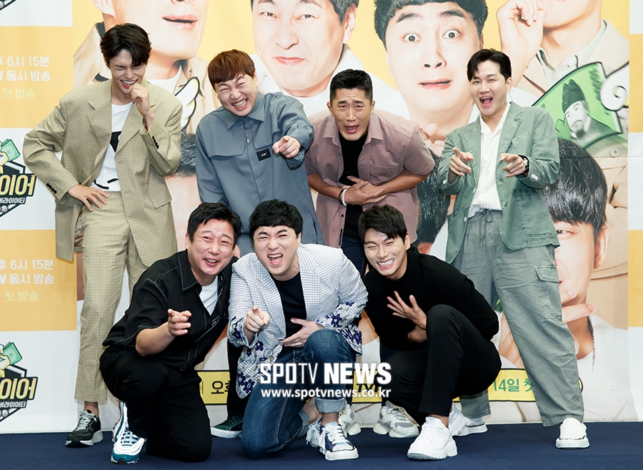 Broadcaster Lee Soo-geun launches The Player who reveals confidenceHere, the production team sends a love call to Park Seo-joon, the actor of the movie Lion, who is about to be released recently, and Ryu Joon-yeol of Bongo-dong Battle.Lee Soo-geun, Kim Dong-Hyun, Emperor, Lee Yong-jin, Lee Jin-ho, Lee Yi-kyung, Jung hyuk, Shim Woo-kyung PD, Nam Kyung-mo PD, XtvN new entertainment program The Player (directed by Shim Woo-kyung, Nam Kyung-mo) held at Stanford Hotel Sangam-dong, Mapo-gu, Seoul on the 9th (Mo) I attended the production presentation.The Player is a program that must survive the Flock by solving certain missions in places and situations that change every week.Lee Soo-geun, Kim Dong-Hyun, Emperor, Lee Yong-jin, Lee Jin-ho, Lee Yi-kyung, and Jung hyuk become The Players who play roles in reference to laughter in unpredictable unexpected situations where laughter is controlled.If you can not escape the laugh and laugh, the penalty and the payment will be deducted by a certain amount.Sim PD said, I heard that I was betting on laughing. I actually tried it and it was fun.So I planned, he said. It is a variety that draws the players who are in a situation where they should not laugh. It is a difficult time, but I think I can achieve it, said Nam PD, who said, It is a program that can laugh and laugh.The members laughing points are different, he added.Sim PD asked, Park Seo-joon, An Sung-ki, Udohwan, and Yoo Hae-jin and Ryu Joon-yeol of Bongo-dong Battle of Lion should also come as guests.Asked if he felt pressure as the leader of The Player, Lee Soo-geun said, There is not one thing, there is not too much inconvenience.If there is a hard thing, there is a lot of filling each other. It is rare for comedians to become mainstream, he said. I am confident that I am laughing, but I am sorry that many viewers will not see it because it is broadcasted in a competitive time zone.We can create a natural smile, not a planned one. We talked with our colleagues about Lets not leave our regrets.Lee Soo-geun said, I am confident that someone is funny, but it is hard to endure. Jang Dong-min, who is not here now, is the most funny.It is funny to see the face, he said, referring to guest Jang Dong-min. The reaction of other performers is so good. It is a job and a habit to give a smile to someone. It is the first time as a comedian to endure laughter.I dare to say that there is a program that can laugh comfortably, he repeatedly expressed confidence.Lee Yi-kyung also revealed her affection for The Player several times.I recently got a few offers of entertainment after my work, and I chose The Player because it seemed so fun and enjoyable; I have no regrets, he said.If you look at the shooting so far, it is better than the good works I have appeared.Lee Yi-kyung said, As an actor, I feel burdened by any work and character.I am lucky to be able to meet such good people, he said. My brothers are doing well with their eyes and say, Lets do a little more together. Kim Dong-Hyun reveals the freshness of The Player: He usually respects comedian brother and younger brothersThey are more funny in private, he said. It is hard to tolerate laughter because it is filmed in such an atmosphere. I didnt know the real pay would be cut - I was shocked - its very terrifying, she laughed.The Player will be broadcasted at 6:15 pm on the 14th.